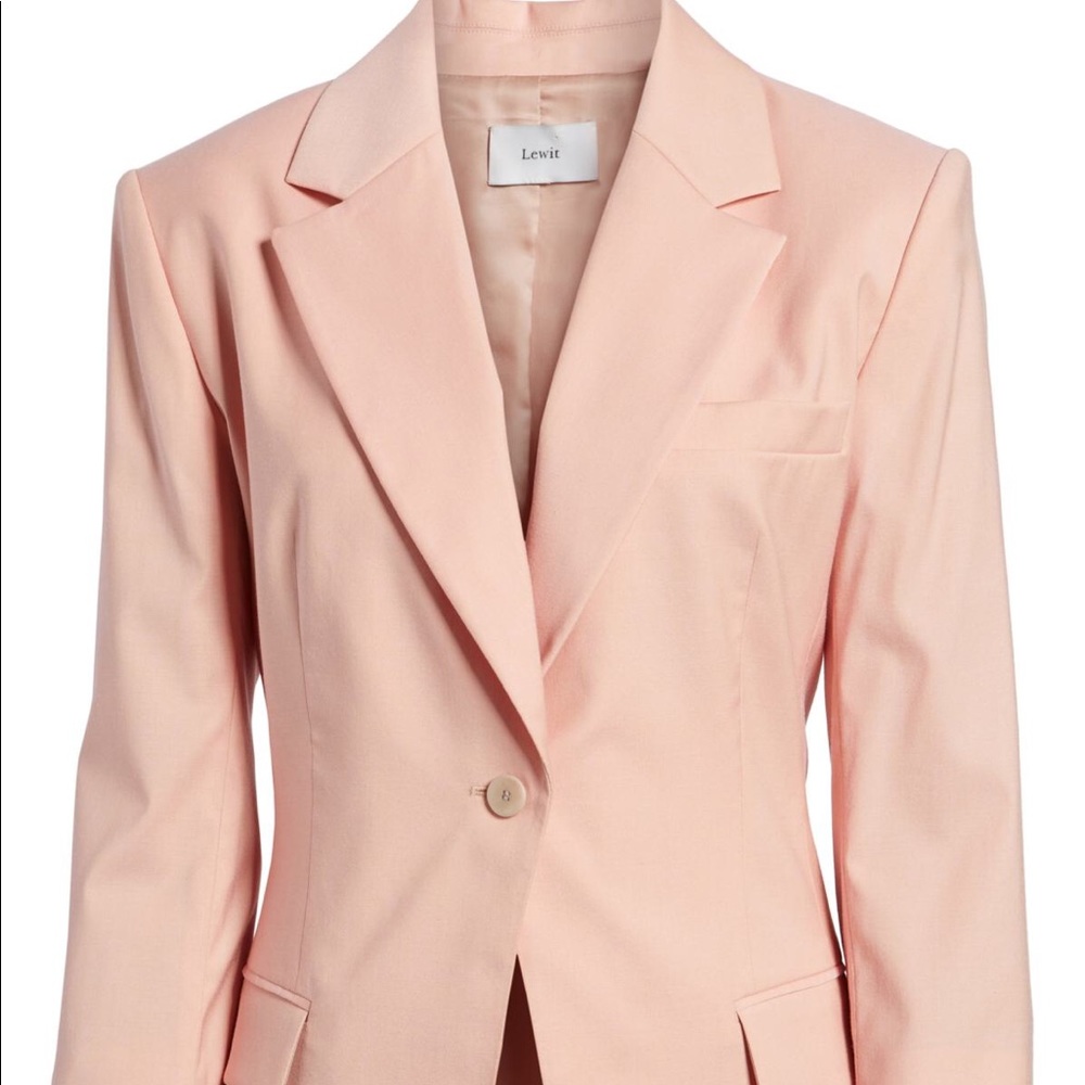 Lewit Blazer in stunning peach color 🛍🛍